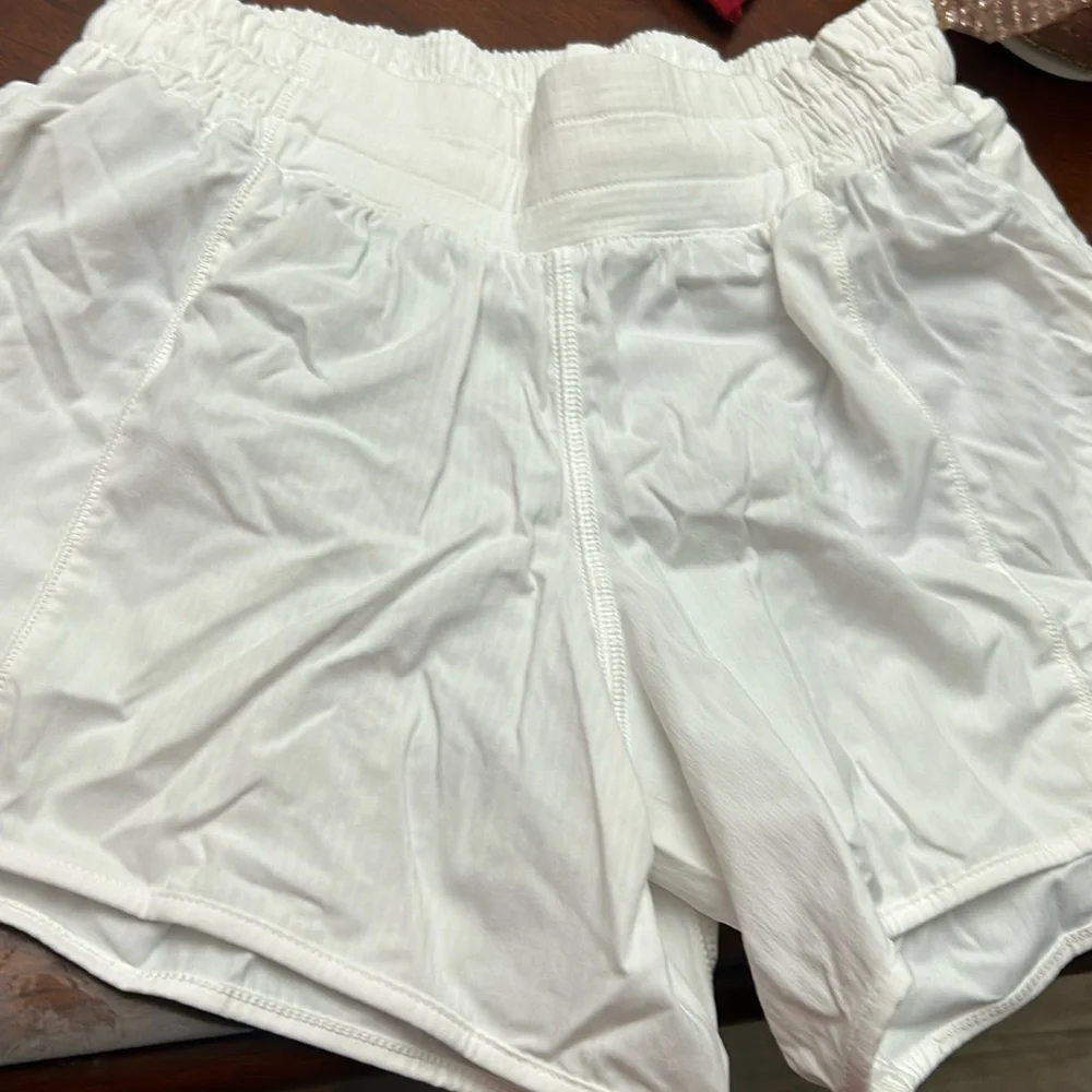 white Lululemon low rise hotty hot shorts size 4 - Picture 1 of 2